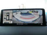 車体の大きいCX-8でも、狭い駐車場やT字路での取り回しが劇的に楽になる『360&deg;ビューモニター』を完備。上空から見下ろす全周囲カメラと障害物センサーの連携で、周囲の見通しを高めます。