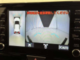 パノラミックビューモニターを装備。駐車場や交差点でクルマを真上から見るように周囲を確認できます。機能の詳細は販売店スタッフまでおたずねください。
