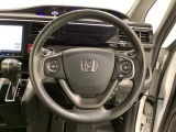 ハンドルにHondaセンシング系のクルーズコントロールやレーンキープアシストなどのスイッチと、オーディオの操作スイッチが装備されています。ハンドルから手を離さず安全に操作できます。