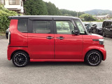 狭い駐車場でも、スライドドアならチャイルドシートへのお子さまの乗降や荷物の積載もスムーズ。とても便利な【両側電動スライドドア】ドアハンドを少し引くだけでリアドアが自動開閉します。