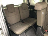 サードシートです。荷物が思ったより多くなった時や、大人数のドライブなど様々なシーンで対応が来ます。片方を畳んで荷物を載せたり、シートアレンジも自由自在。