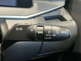 車外の明るさに応じでライトを点灯、消灯してくれるオートライト機能です☆お天気の良い昼間のトンネル走行などオートにしてると便利で安心です☆エンジン停止時にライトの消し忘れも無くなります☆
