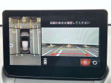 360度ビューカメラを搭載。4方の小型カメラの映像を処理し、車両真上からの映像に変換しています。