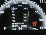 カラーヘッドアップディスプレイ付き。少ない視線移動で情報を確認できるので、運転の疲労軽減に繋がりますよ♪