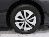 タイヤサイズは(195/65R15)でキャップ付きアルミホイールです。