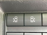 【ハンズフリー機能付き両側パワースライドドア】スライドドアの下に足先を入れてすぐ引くと、自動的にスライドドアが開閉します!荷物で両手がふさがった状態でも、ドアの開閉ができてとっても便利!
