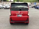 雨天・雪天時に、水滴や汚れを取り除いてくれるのに便利なリアワイパーが付いています。