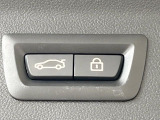 ●電動リアゲート:ワンタッチでリアゲートの開閉ができ、両手が塞がっている状態でも簡単に開閉ができる便利機能です。