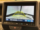 リバースギアに入れるだけで後方の表示へ切り替わります。夜間や雨の日の駐車も楽になりますよ。