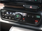 【オートエアコン】温度を設定すれば自動で快適な車内温度を保ちます。エアコン内部の高性能脱臭フィルターで車内のアレルゲンや花粉を除去。