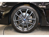 より大きく見えるデザインの純正18インチアルミホイール+245/40R18タイヤ。