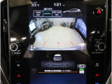 後方映像を11.6インチディスプレイに表示し、ステアリング連動ガイドラインが駐車をサポート。さらに後退時はリヤ4センサーが障害物を検知し、必要に応じてブレーキが作動します。