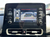 パノラミックビューモニター付きです。車両を上から見たような映像をディスプレイオーディオ画面に表示。運転席からの目視だけでは見にくい、車両周辺の状況をリアルタイムでしっかり確認できます。