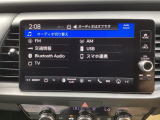 HondaCONNECT対応の便利なナビディスプレー。お持ちのスマートフォンと連携して、ナビやBluetoothでの音楽再生が可能です。デザインはもちろん、操作性も良好です。