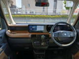 広々とした運転席周り!収納や物を置く場所もあり快適に過ごせる空間です!