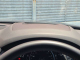 運転視界の遠方上方に虚像を投影することで前を見ながら情報の視認ができます。本当にドライバーが必要な情報を適切に伝え、楽しんで頂くことを考えた新世代装備です。※虚像は2.6m前方に浮かぶイメージです。