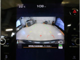 後方の映像を車内の11.6インチディスプレイに表示。 ステアリング操作に連動して動くガイドラインが、駐車や車庫入れをよりスムーズにサポート。狭いスペースでも安心して操作できる頼れる機能です。