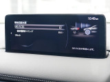 こちらのお車には先進安全装備が多数搭載されています。衝突被害を回避あるいは軽減するためのブレーキや、後方死角からの接近警報、車線逸脱を防止する警報装置など、詳しくはスタッフまでお尋ねください。