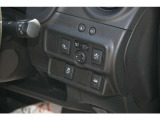 電動格納式ミラーや安全運転支援技術をコントロールするスイッチ類が集約されています。