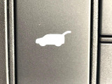 【パワーバックドア】スマートキーや運転席のボタンを押すだけでリアゲートが自動で開閉します!荷物を持っている時や、高い位置にあるバックドアを閉める際に便利な機能です♪