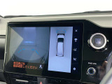 パノラミックビューモニターを装備。駐車場や交差点でクルマを真上から見るように周囲を確認できます。機能の詳細は販売店スタッフまでおたずねください。