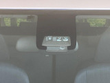 【プリクラッシュセーフティ】前方の車両等を検知し、衝突しそうな時は警報で注意を促し、ブレーキを踏む力をサポート。ブレーキを踏めなかった場合は衝突被害軽減ブレーキが作動、衝突回避をサポートします。