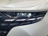 【LEDヘッドライト】悪天候や夜間走行時も良好な視界を確保し安心して運転できる高輝度LEDヘッドライトを装備!点灯速度が早く、消費電力も抑えられています。