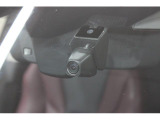 万一の事態もしっかり記録!小型フロントカメラ採用のドライブレコーダーを装備しています