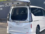 人気のデュアルバックドア☆後ろの狭い駐車場でも荷物の載せ降ろしがスムーズです♪