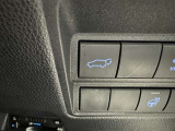 電動式バックドアです。 荷物を持ったままでもボタン一つで自動的に開け閉めできるので便利ですよ。 挟み込み防止機能も付いていますのでお子様の手や荷物を挟み込むのを防いでくれますよ。