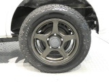 【4WD】雨や雪の日でもしっかりと路面を捉えます。天候を問わず安心してお出かけをお楽しみいただけるよう、皆様の移動をサポートします。