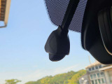 あおり運転対策や予期せぬトラブルへの備えとして心強いドライブレコーダー。走行中の映像をしっかりと記録し、ドライバーと同乗者の安全を見守ります。購入後すぐに安心してドライブを楽しめる人気の装備です。