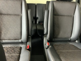 車外に出なくても運転席から3列目シートまで移動が可能です。子育てや荷物が多いときなど利便性が高いです