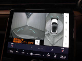 上から車両を見下ろしたような映像をナビゲーション画面に表示する「パノラミックビューモニター(床下透過表示機能付き)も搭載しています。