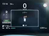 前後バンパーに取り付けられた合計8個のセンサーで障害物を検知し、ブザーでドライバーに知らせます。画面で障害物の場所を示し、衝突や接触を回避できるよう、安全な運転を支援します。