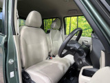 運転席まわりには十分なスペースがあり、大柄な方でもゆったり運転していただける環境です。