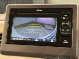 リバースギアに入れるだけで後方の表示へ切り替わります。夜間や雨の日の駐車も楽になりますよ。