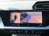 4台の広角サラウンドビューカメラが、車両の全周囲360度を瞬時に捉え、様々な角度からの映像を映し出し、駐車時の操作がより簡単になります。ギアをリバースに入れるか、センターコンソールのボタンで起動します。