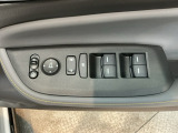 電動格納式リモコンドアミラーと、パワーウィンドウスイッチ等は運転席ドアにあります。