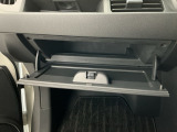 【グローブボックス】収納スペースが沢山あるので車内が散らからずに助かります。ちょっとした物を入れるのにいいですね♪