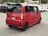 リアはプライバシーガラス付です。見た目もかっこいいですよね。また、太陽光を防ぐので冷房の効きを良くする効果もあるんです。エアコンを控えめにすれば燃費向上も見込めますよ。