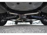 車両後方からの下回りです。マフラー防錆塗装や下回り防錆施工等も可能でございます。