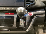CVT車のセレクトレバーです。低速から高速まで、変速ショックのないスムーズな走りを実現するとともに、エンジン効率のよい領域を維持することで燃費にも貢献します。