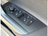 運転席ドアに集約されたパワーウィンドスイッチで全窓をスマートに操作できます。