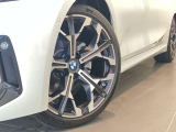 BMW純正アロイホイールはモデルやパッケージに合わせてデザインされています。洗練されたデザインで、足元の個性を引き立てます。