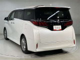 左ななめ後ろから撮影した、リアまわりのデザインや車両全体のバランスを確認できる写真です。リアフェンダーやテールまわりの形状、ボディラインのつながりなど、外観の印象を把握しやすくなっています。