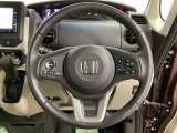 ハンドルにHondaセンシング系のクルーズコントロールやレーンキープアシストなどのスイッチと、オーディオの操作スイッチが装備されています。ハンドルから手を離さず安全に操作できます。