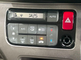 【オートエアコン】一度お好みの温度に設定すれば、車内の温度を検知し風量や温度を自動で調整。暑い&hellip;寒い&hellip;と何度もスイッチ操作をする必要はありません。快適な車内空間には必須の機能ですね♪