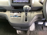 足元スッキリ、インパネシフトです。パーキングブレーキはフットブレーキタイプなので、運転席と助手席の間がスッキリしています。