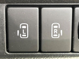 【両側パワースライドドア】スマートキーや運転席のスイッチで後席両側スライドドアの開閉が可能♪電動だから力を入れてドアを開ける必要が無く、小さなお子様でも簡単に開け閉めでき快適です♪